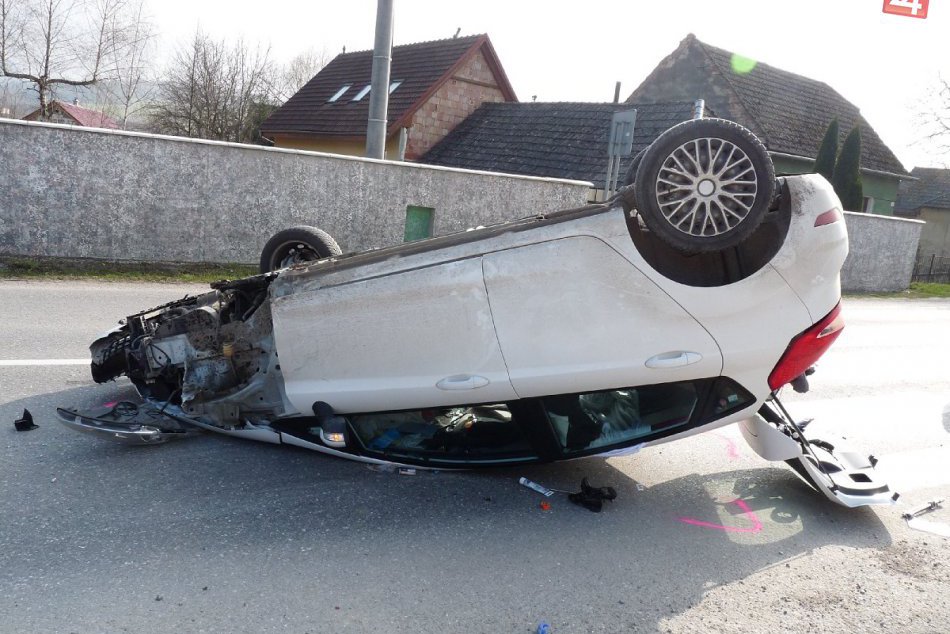 Ilustračný obrázok k článku Auto neďaleko Považskej skončilo na streche: FOTO z miesta nehody