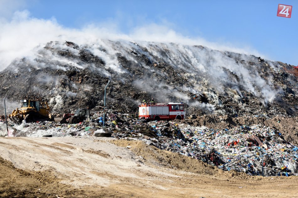 Ilustračný obrázok k článku Požiar na skládke: Pri hasení pomáhajú aj vojaci