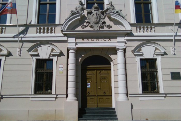 Ilustračný obrázok k článku FOTO: Lučenecká Radnica je otvorená všetkým. Vozičkári však narazia na problém