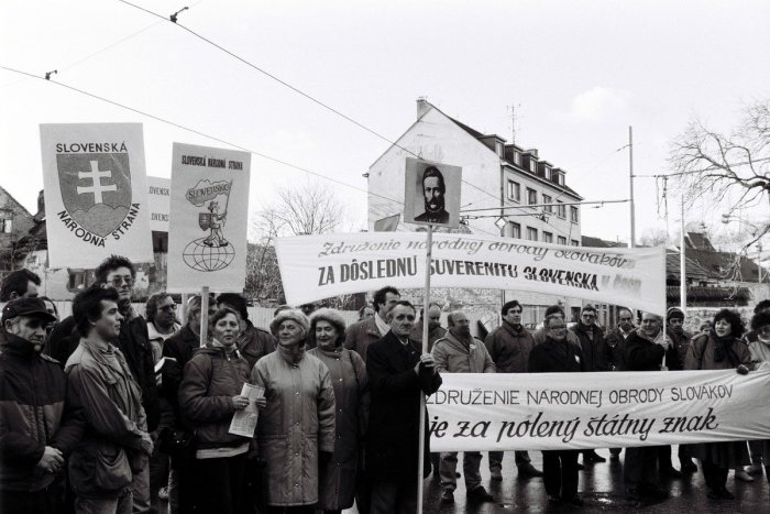 Ilustračný obrázok k článku RANNÁ ŠTVORKA: Zmena názvu republiky v roku 1990 vyústila do "pomlčkovej vojny"