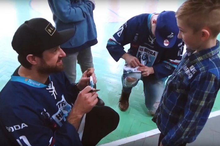 Ilustračný obrázok k článku VIDEO: Hráči HK Nitra potešili školákov, v telocvični si s nimi zahrali florbal