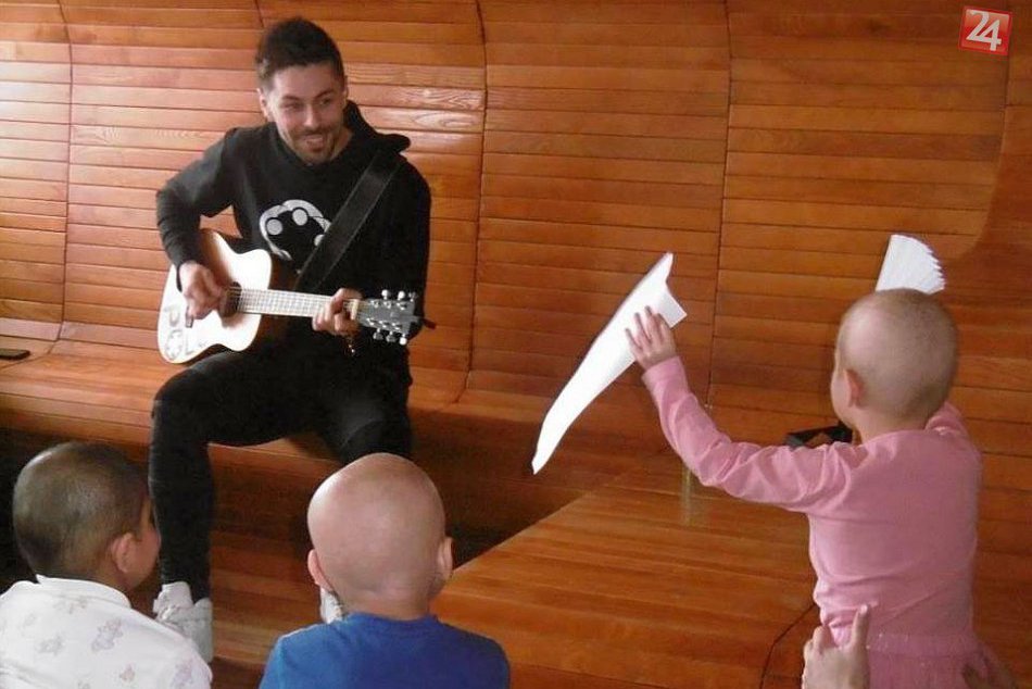 Ilustračný obrázok k článku FOTO: Adam Ďurica v Bystrici ukázal srdce. Koncertoval priamo pre malých pacientov