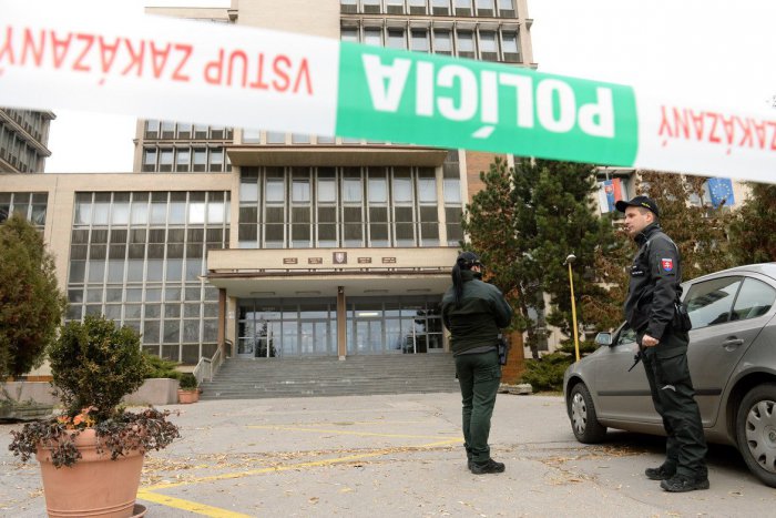 Ilustračný obrázok k článku Ďalší bombový poplach: Okresné súdy v krajských mestách sú uzavreté