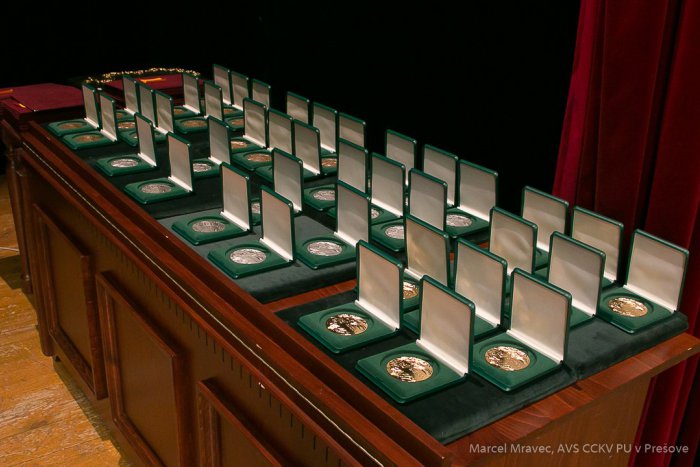 Ilustračný obrázok k článku Prešovská univerzita udeľovala medaily: Ocenili nemocnicu, aj prešovského župana