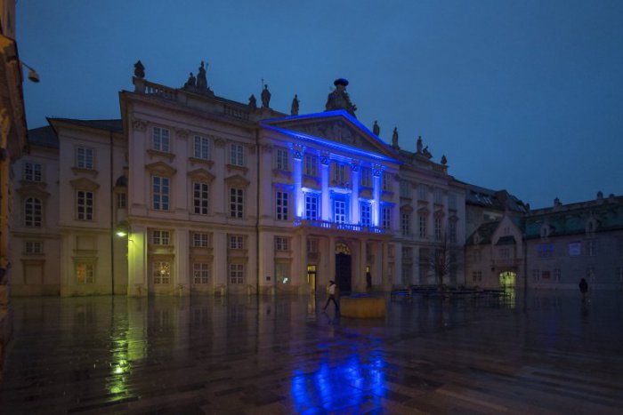 Ilustračný obrázok k článku Primaciálny palác aj Most SNP budú svietiť namodro. Pršať však nehlásia