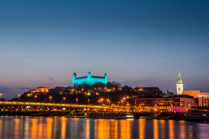 Ilustračný obrázok k článku RANNÁ ŠTVORKA: Známe stavby svietia na modro, je Svetový deň povedomia o autizme