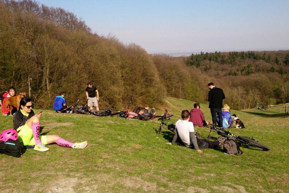 Ilustračný obrázok k článku OBRAZOM: Slniečko na Kamzíku tešilo deti, chlpáčov aj cyklistov