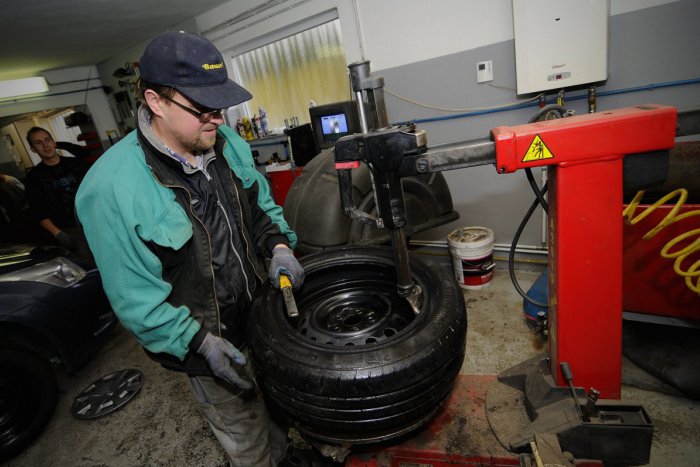 Ilustračný obrázok k článku Začala sa jarná sezóna: Prezúvanie áut je v Šali v plnom prúde!