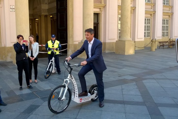 Ilustračný obrázok k článku Mestskí policajti budú bratislavské ulice brázdiť na kolobežkách