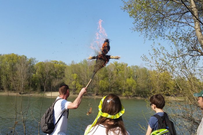 Ilustračný obrázok k článku Pri šalianskej pláži bolo veselo: Vyprevadili Morenu