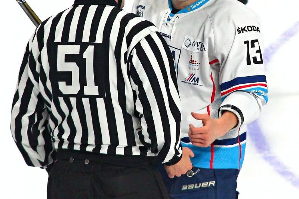 Ilustračný obrázok k článku Finálové zápasy Tipsport ligy: Vedenie HK Nitra žiada medzinárodných rozhodcov