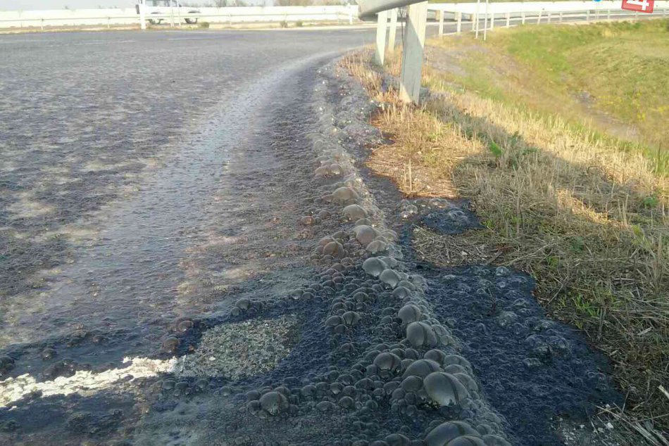 Ilustračný obrázok k článku Hasiči v akcii:  Zo suda na nákladnom aute vytiekla kyselina dusičná