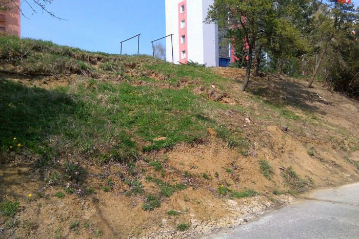 Ilustračný obrázok k článku FOTO: Zosuv pôdy na lučeneckom sídlisku. Ako na problém zareagovalo mesto?