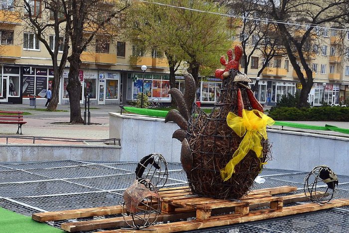 Ilustračný obrázok k článku Fontána lásky dostáva veľkonočný šat: V hlavnej úlohe obrovitá sliepka, FOTO