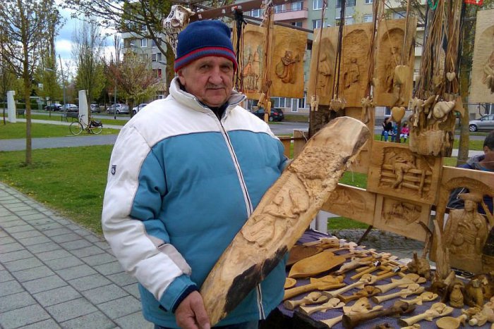 Ilustračný obrázok k článku FOTO: Zaujímavý osud rezbára z lučeneckých trhov. Z dreva čaruje vďaka chorobe