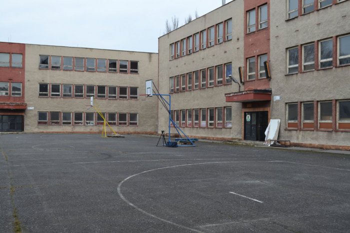 Ilustračný obrázok k článku Kežmarské kasárne na rozpadnutie: Pád časti steny bývalej vojenskej budovy