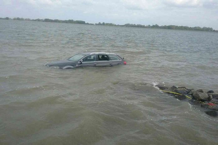 Ilustračný obrázok k článku Foto z miesta: Osobné auto skončilo v Dunaji!