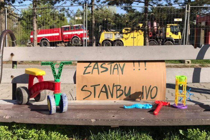 Ilustračný obrázok k článku Z REGIÓNOV: Dúbravčania sa boja o svoje zdravie, Pozemok bránia vlastnými telami