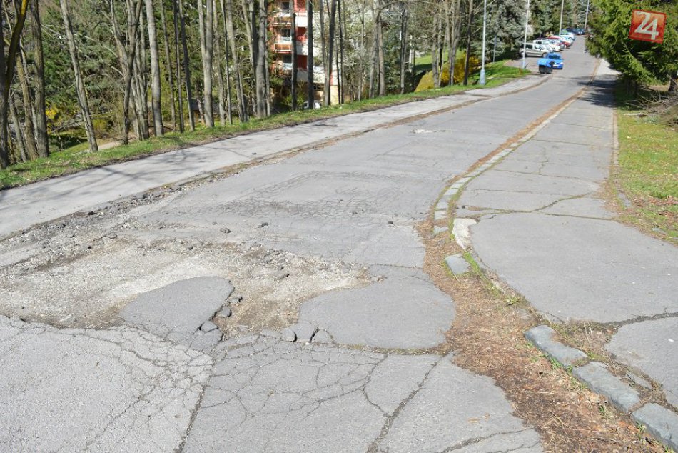 Ilustračný obrázok k článku FOTO: Viaceré bystrické cesty a chodníky prejdú obnovou. Kde všade sa dočkáme?