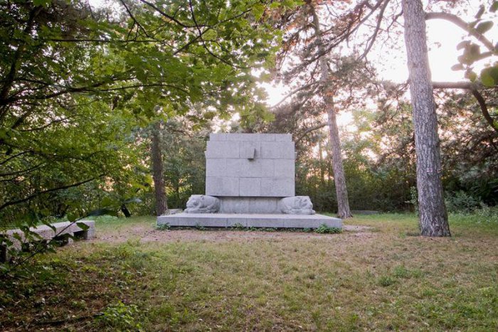 Ilustračný obrázok k článku Zeleň pri pamätníku Štyri levy je ohrozená, upozorňuje OZ Hrad-Slavín