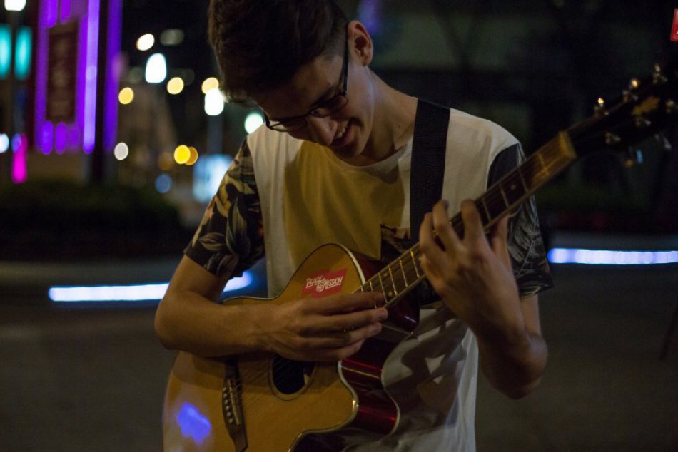 Ilustračný obrázok k článku Nový klip Petra Kravárika (Hømes): Vo svete hudby neustále napreduje