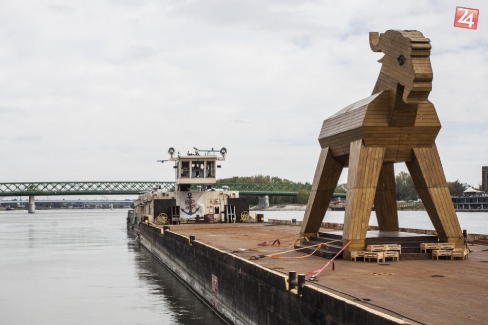 Ilustračný obrázok k článku FOTO: Do centra Bratislavy priplával po Dunaji drevený cap