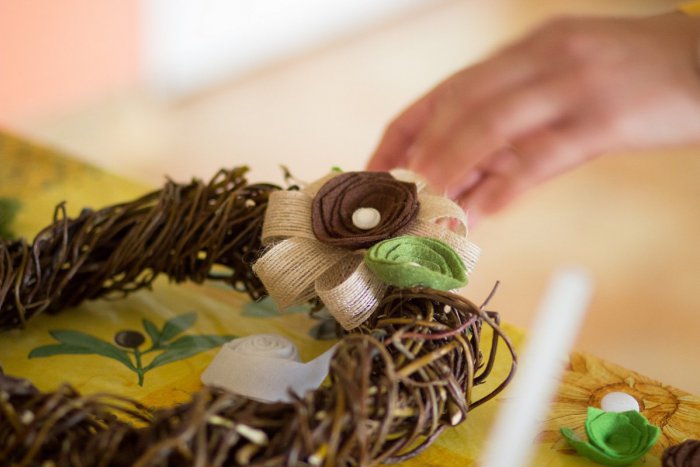 Ilustračný obrázok k článku Mamičky v šalianskom centre tvorili: Venčekmi privítali jar