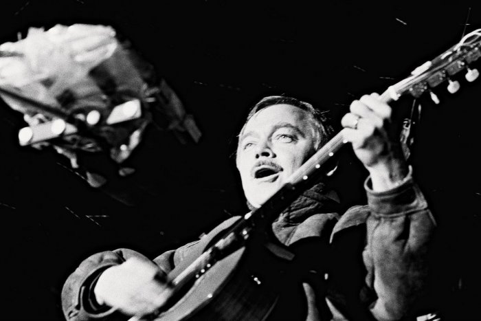 Ilustračný obrázok k článku RANNÁ ŠTVORKA: Karel Kryl by oslávil 73. narodeniny, meniny má Estera