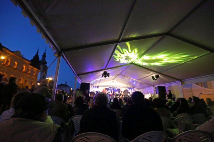 Ilustračný obrázok k článku Centrum Bystrice rozozvučí jazzová muzika. Kompletný PROGRAM festivalu na námestí