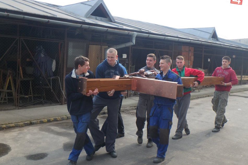 Ilustračný obrázok k článku Bystrickí tretiaci ukázali veľkú šikovnosť: Sledujte, aký kríž zmajstrovali!