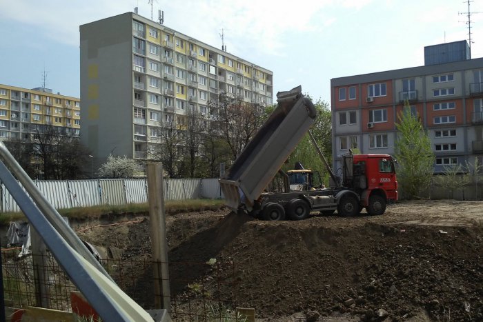 Ilustračný obrázok k článku Ružinov úspešne zastavil čiernu stavbu. Investor musel jamu zasypať