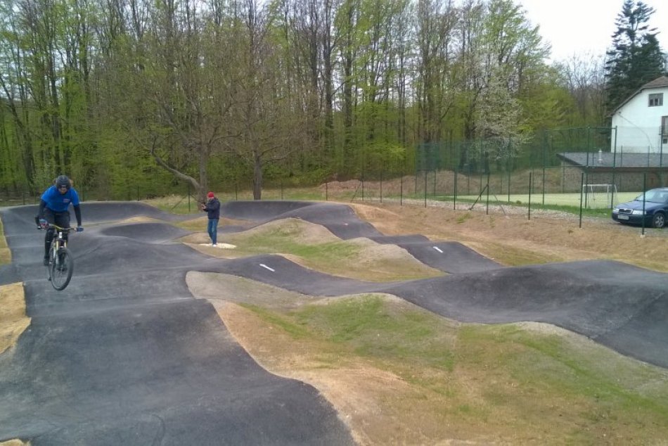 Ilustračný obrázok k článku Uprostred sídliska vyrastie pumptracková dráha. Má motivovať k športu deti aj seniorov
