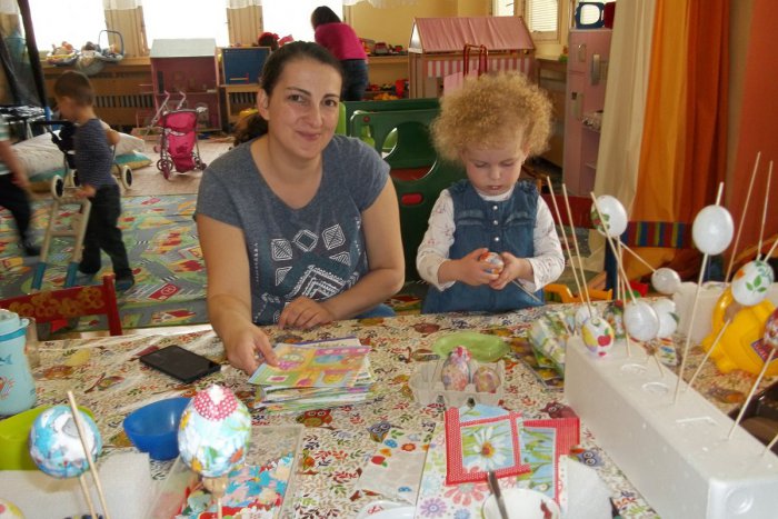 Ilustračný obrázok k článku Mamičky predviedli svoju šikovnosť: Zdobili servítkovou technikou