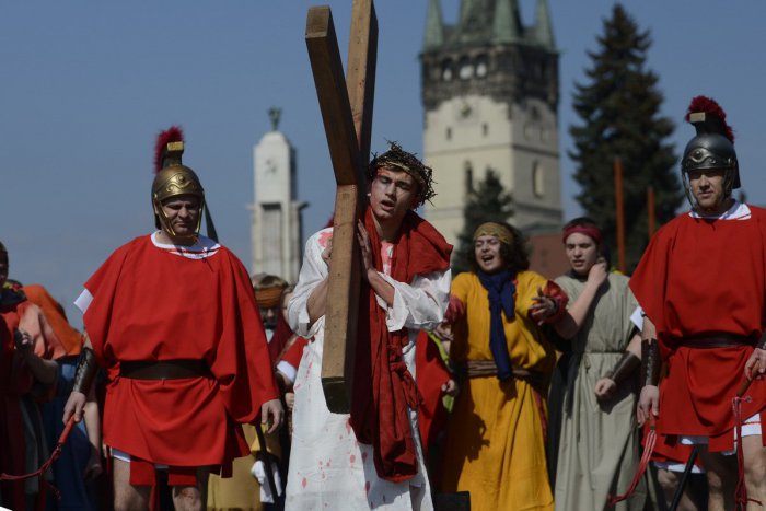 Ilustračný obrázok k článku RANNÁ ŠTVORKA: Kresťania si pripomínajú smrť Ježiša Krista na kríži