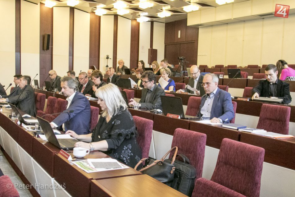 Ilustračný obrázok k článku Rekonštrukcia základných škôl: Popradskí poslanci mali podpísať mlčanlivosť!