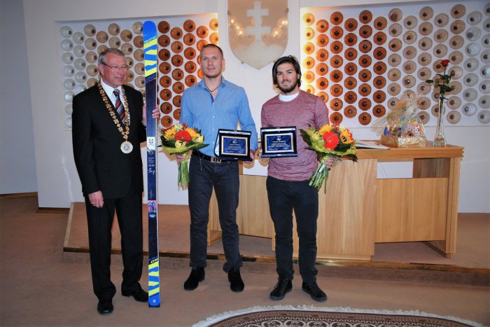 Ilustračný obrázok k článku Bratia Žampovci robia dobré meno Slovensku. Prijal ich primátor Vysokých Tatier