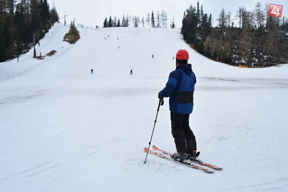 Ilustračný obrázok k článku Lyže ešte neodkladajte. Snehové správy zo známych stredísk v okolí Bystrice
