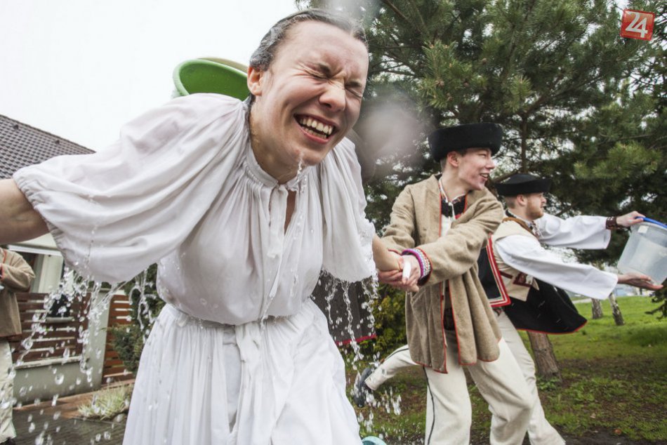 Ilustračný obrázok k článku FOTO: Veľkonočná šibačka a oblievačka, tradície udržiavajú najmä folklórne súbory
