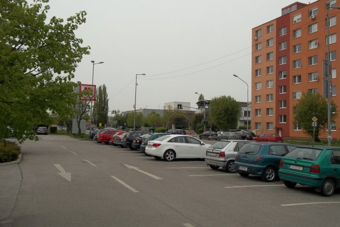 Ilustračný obrázok k článku V Šali renovujú cesty aj chodníky: Pribudli i dopravné zrkadlá