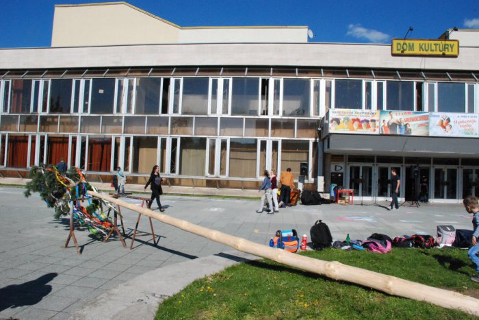 Ilustračný obrázok k článku Máj privíta Dúbravka tancom a spevom