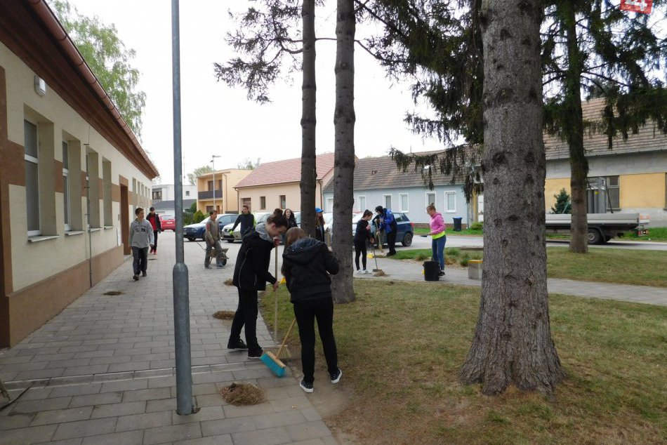 Ilustračný obrázok k článku Žiaci v Leopoldove si uctili našu Zem: FOTO z čistenia mesta