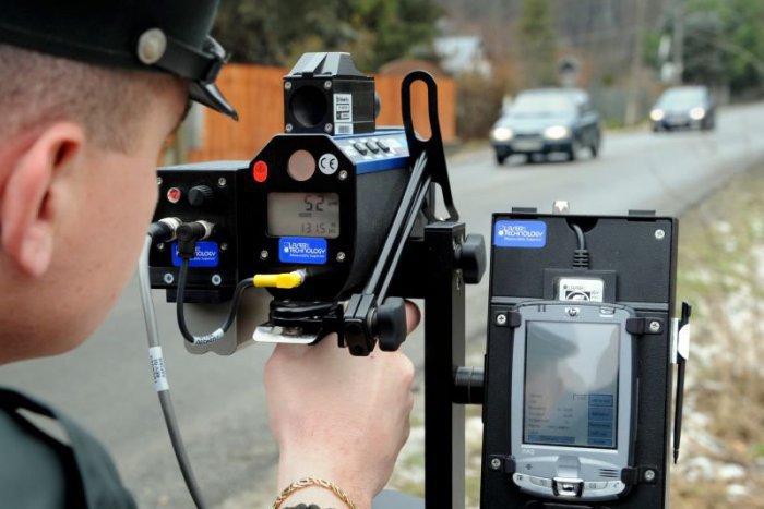 Ilustračný obrázok k článku Verejnosť opäť rozhodne: Navrhnú úseky ciest, kde bude polícia merať rýchlosť jazdy