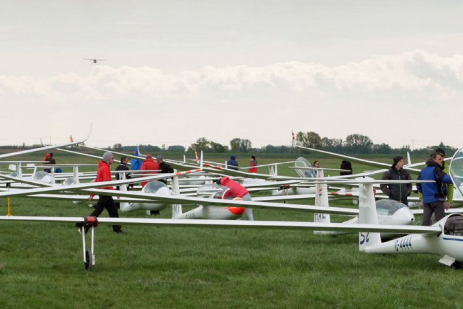 Ilustračný obrázok k článku Nepríjemnosti na letisku v Prievidzi: Lietadlo pri pristávaní narazilo do piatich vetroňov