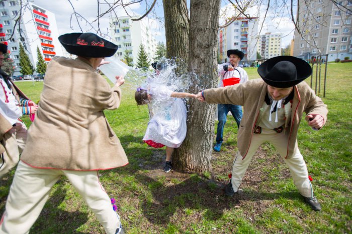 Ilustračný obrázok k článku V Mikuláši na tradície nezabudli: Šibačka, ako sa patrí! VIDEO