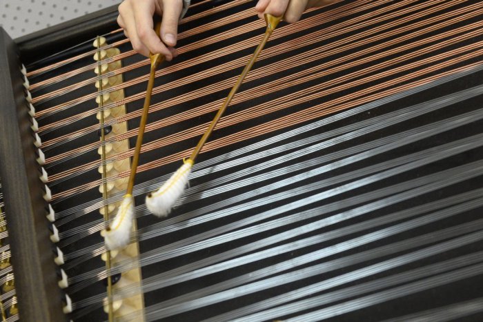 Ilustračný obrázok k článku Jedinečný hudobný zážitok vo Fiľakove. Maďarská umelkyňa sa predvedie na cimbale