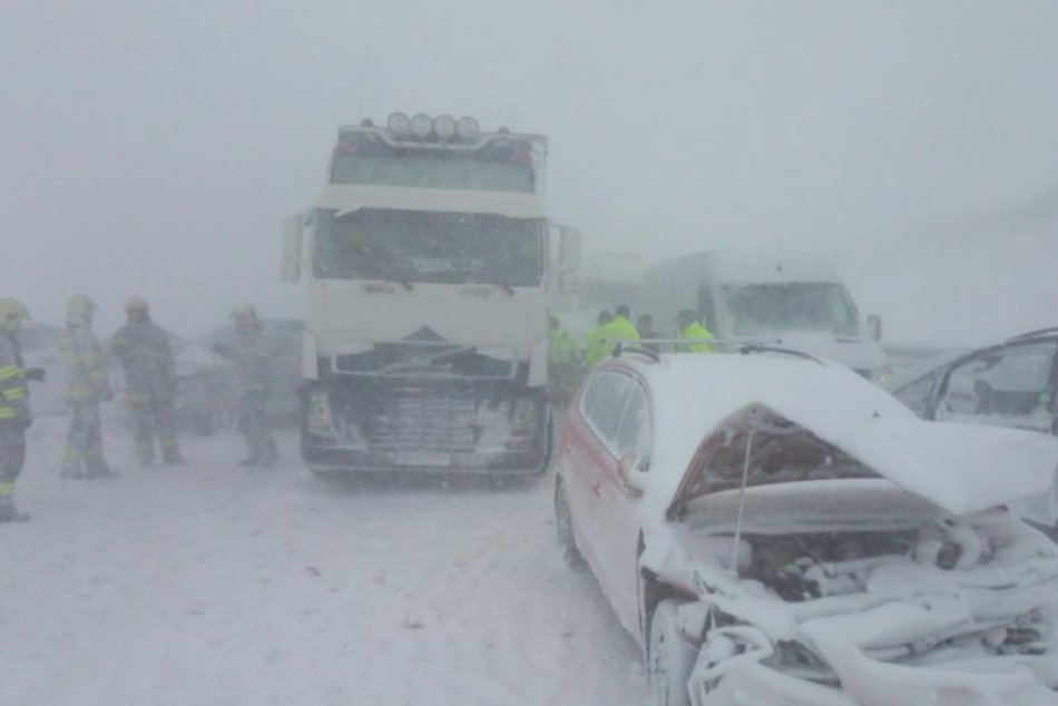 Ilustračný obrázok k článku SVET O SLOVENSKU: Hromadná nehoda pri Poprade obletela svet