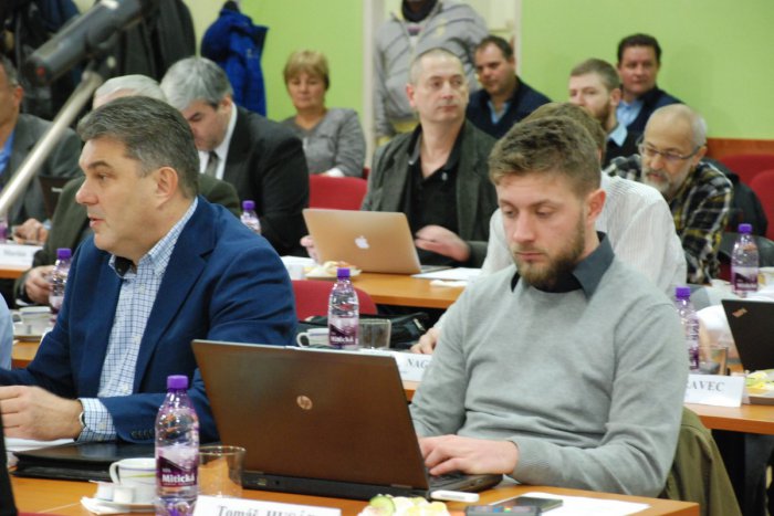 Ilustračný obrázok k článku Poslanci budú rokovať o zeleni aj škôlke