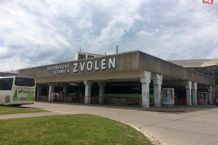 Ilustračný obrázok k článku Trávnik na streche zvolenskej autobusky? Unikátny projekt preveria rozmary leta