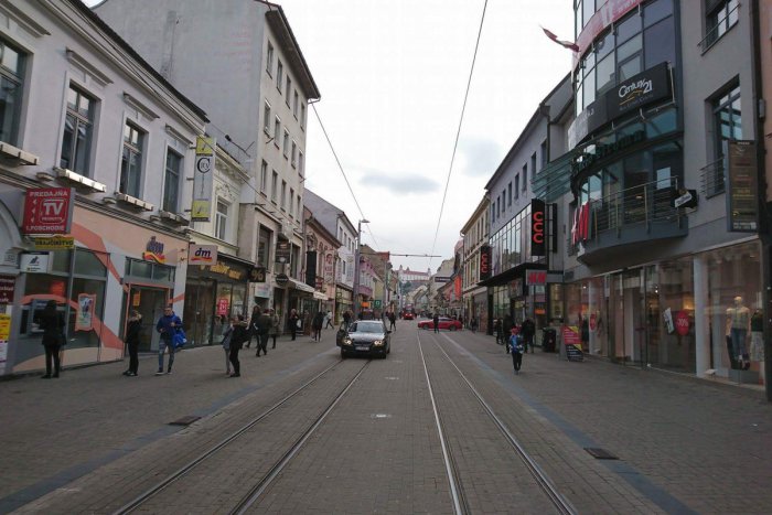 Ilustračný obrázok k článku Na Obchodnej ulici je viac než 90 percent vonkajšej reklamy nelegálnej