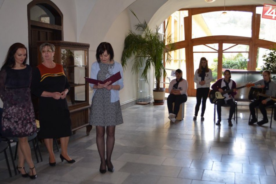 Ilustračný obrázok k článku V priestoroch galérie až 240 prác žiakov: Výstavu otvorila riaditeľka školy, Ibolya Uličná, FOTO